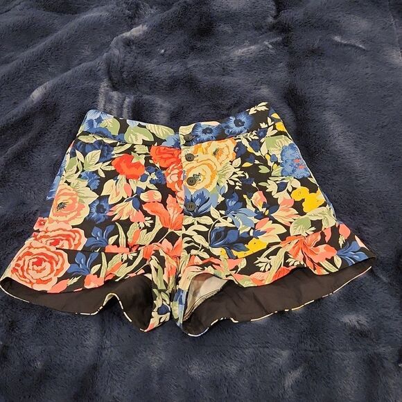 Beautiful floral high waist button fly shorts with ruffled edge detail size S! - Picture 6 of 12